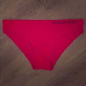 VS Red Seamless cheekini NWOT